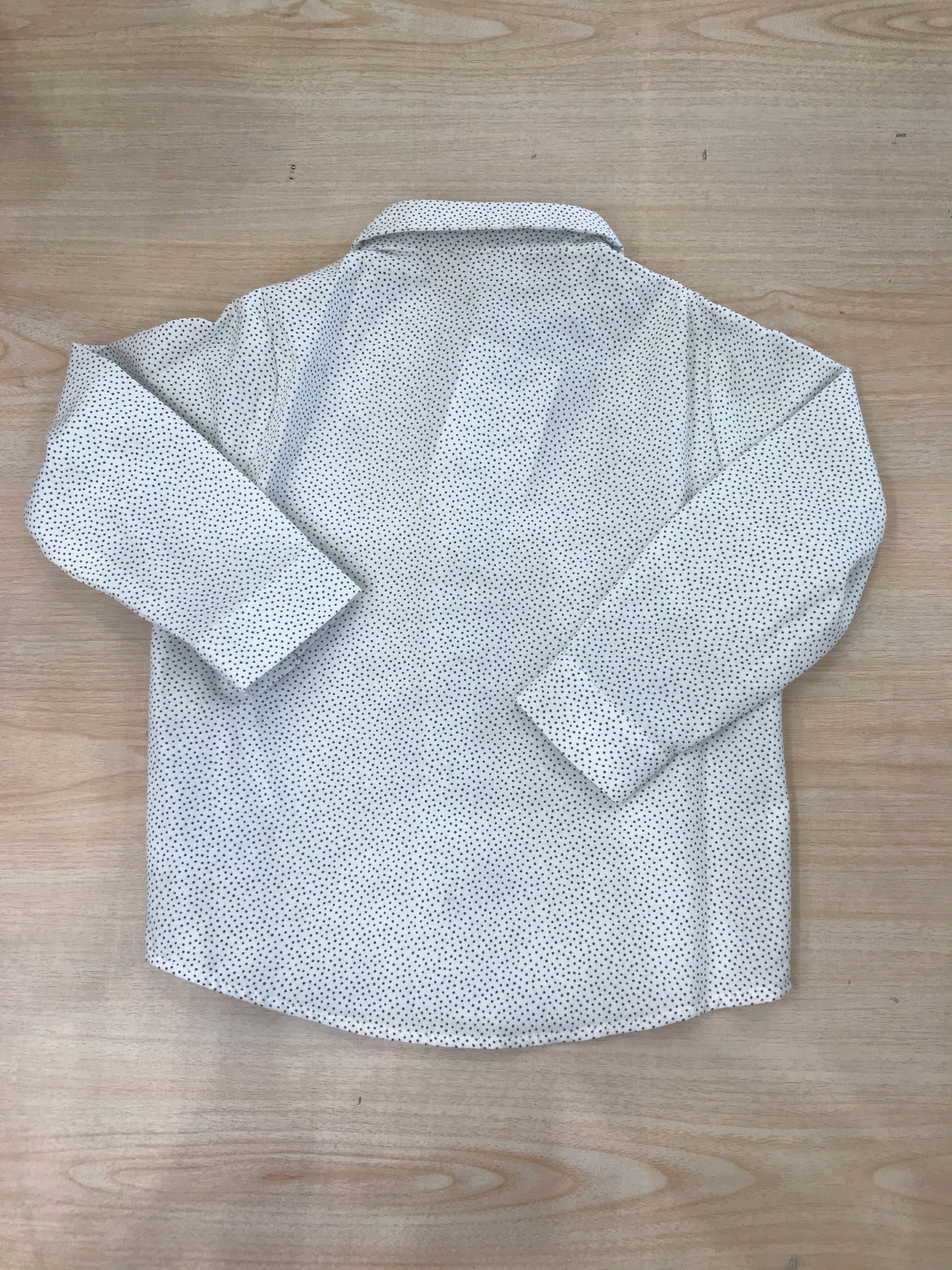Completo Paz Rodriguez pantalone lungo grigio con camicia bianca a pois con cardigan grigio in lana