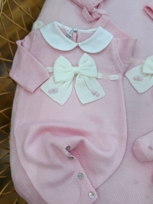 Coordinato nascita Baby Lord in pura lana con tutina intera con fiocco e rosselline ricamate a mano con babbucce, cuffia e cappello