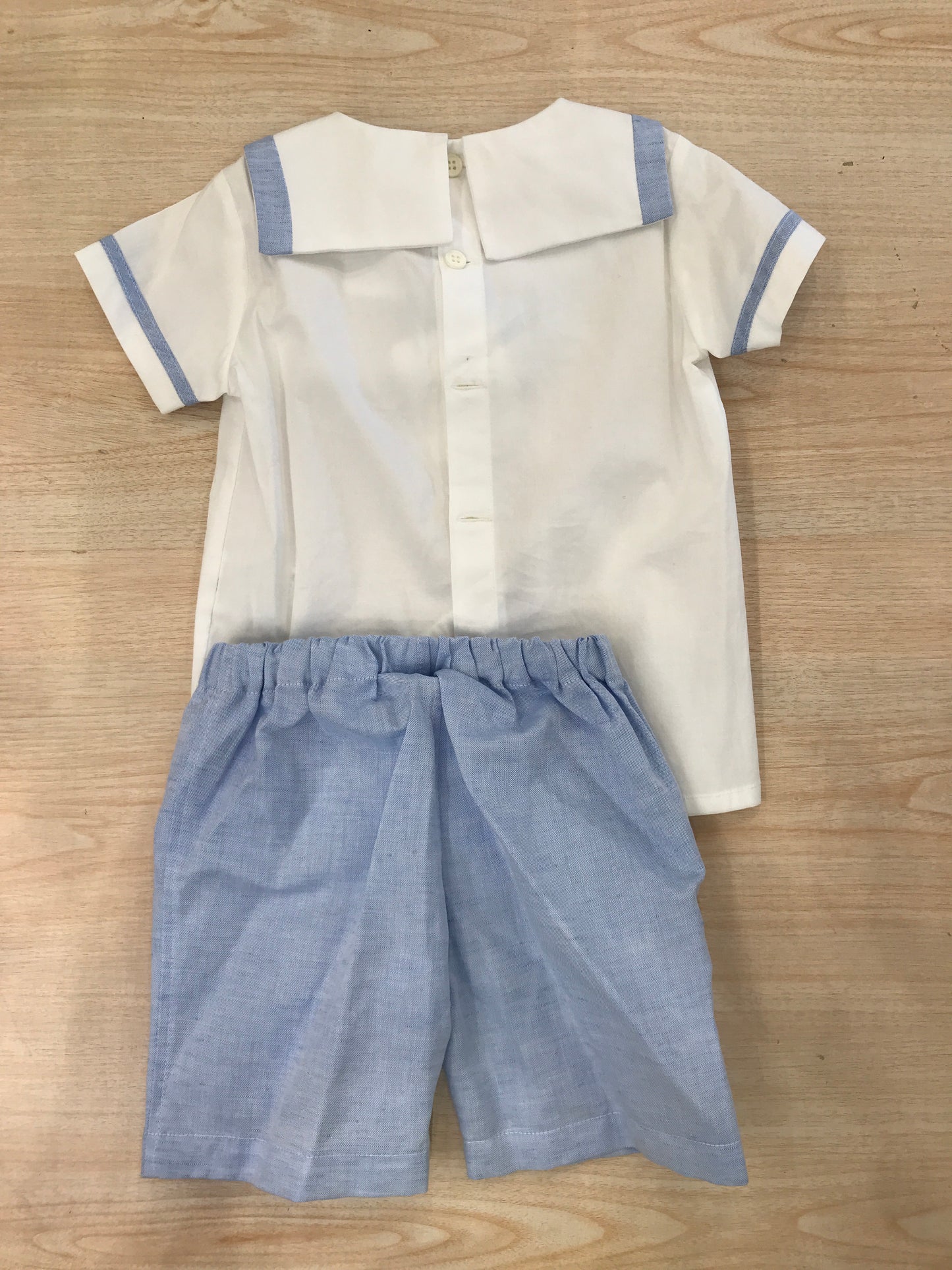 Completo Aletta due pezzi camicia con collo marinaretto e rifiniture celesti con bermuda con bottoni