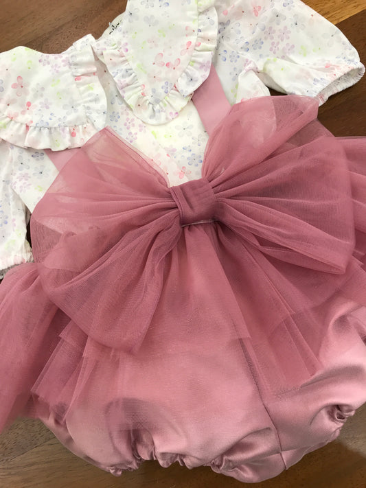 Salopette a'lapage in seta con bretelle con tulle con fiocco sul davanti