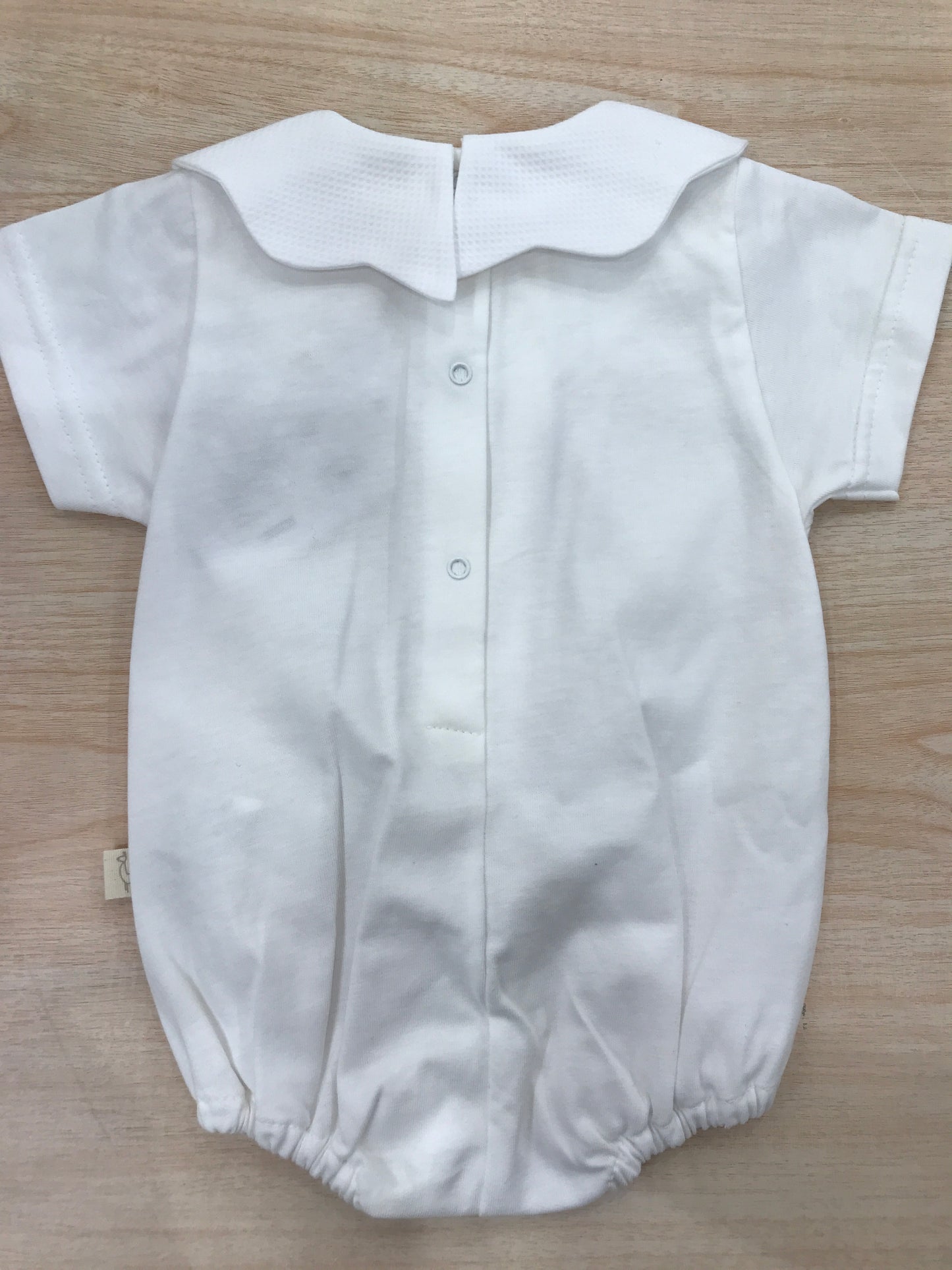 Pagliaccetto Baby Gi in cotone mezza manica con collo smerlato con rusche in piquet