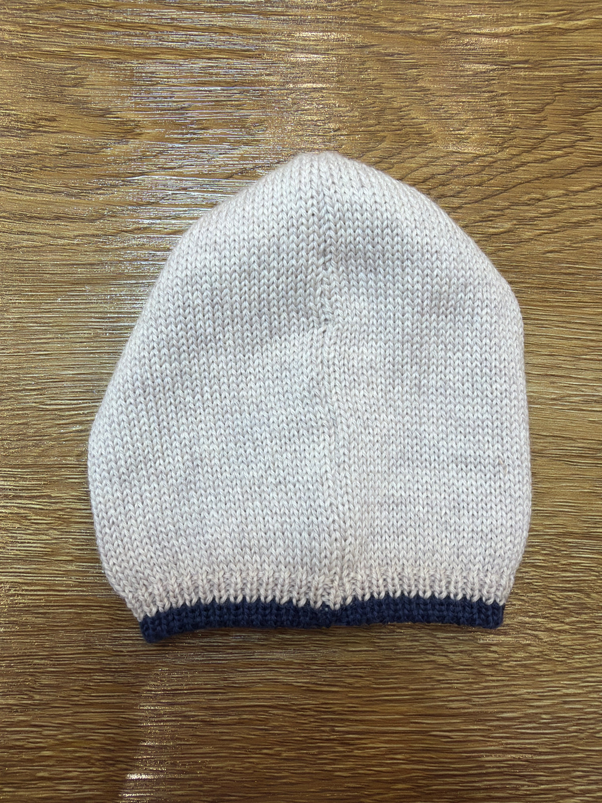 Cappello Le Dodò in lana tortora con profilo blu scuro e lavorazione sul centro