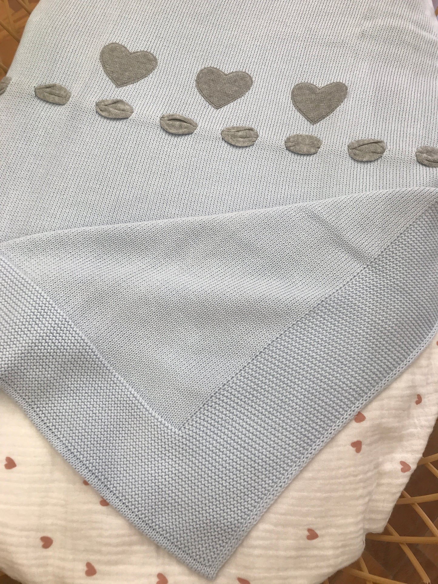 Coperta Baby Lord in filo celeste con passanastro e cuoricini grigi