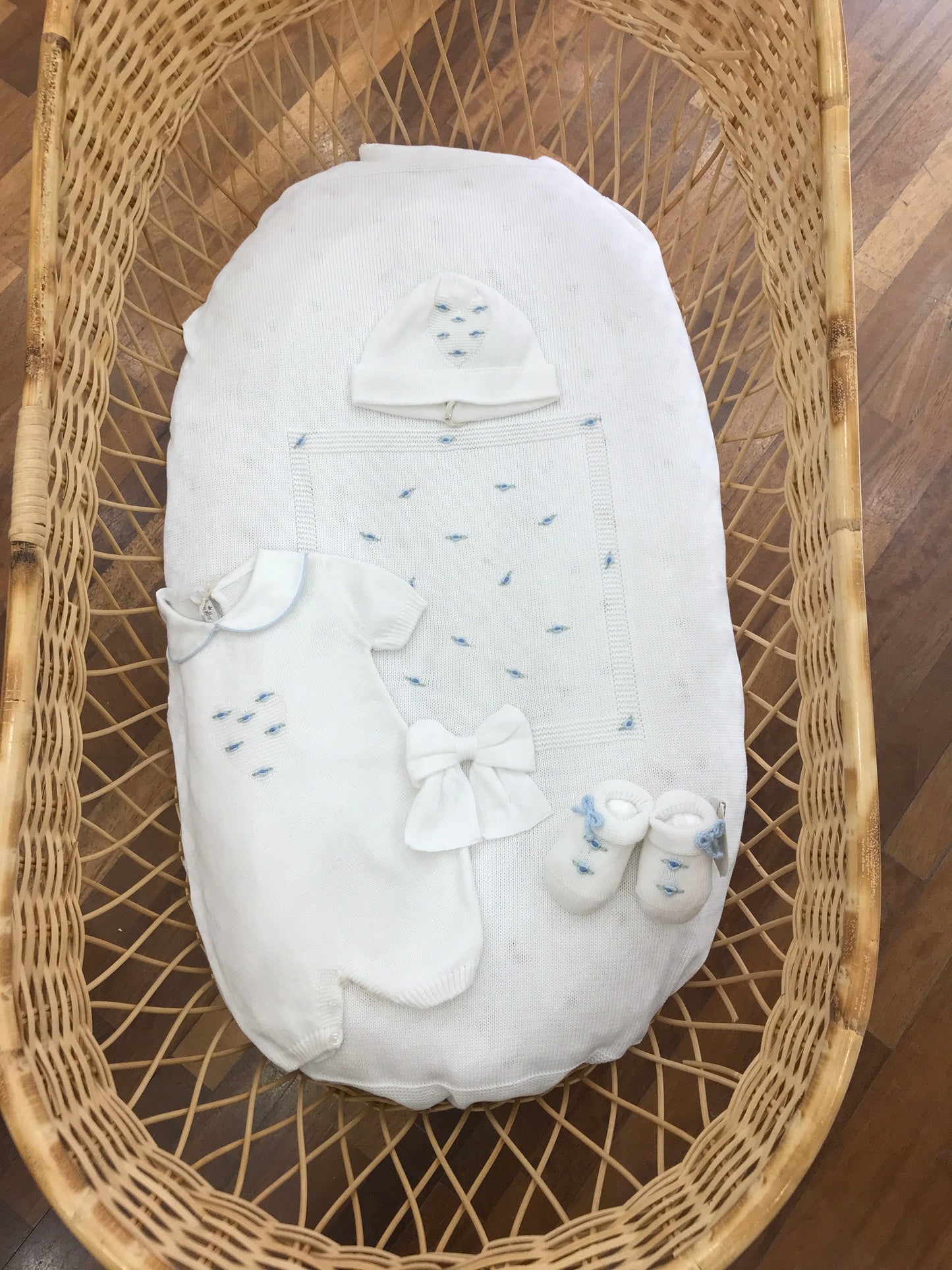 Coordinato nascita Baby Lord in filo bianco con rose celesti ricamate applicate su tutto il coordinato
