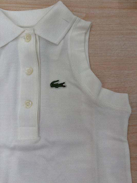 Polo Lacoste in cotone smanicata con bottoncini e logo ricamato lateralmente