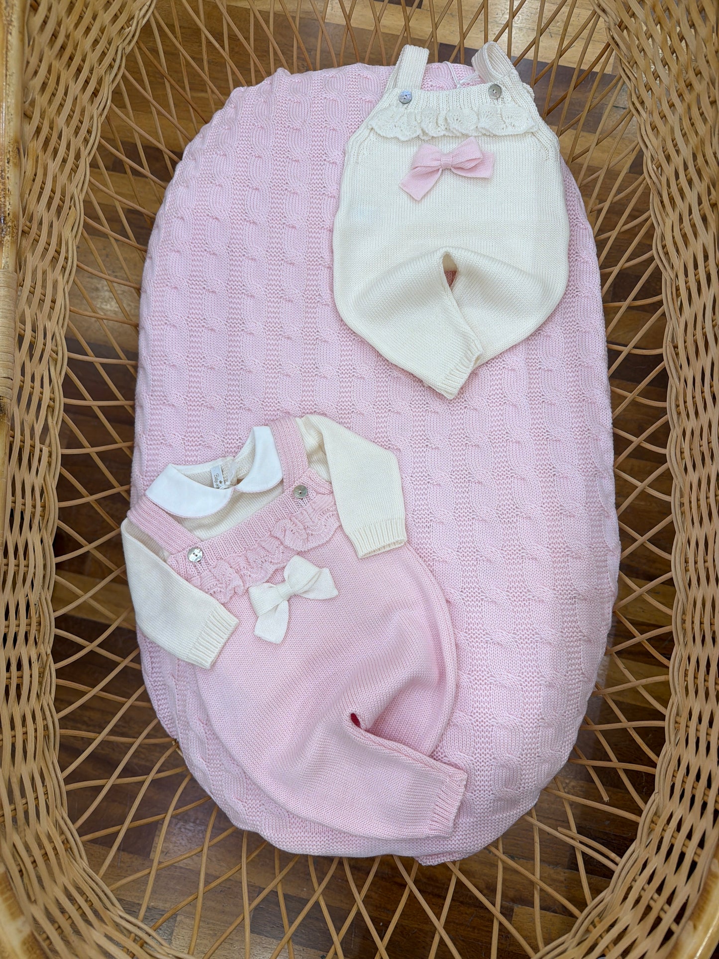 Coordinato nascita Baby Lord in lana rosa e panna con lavorazione di trecce salopette con fiocco e rouche alternati