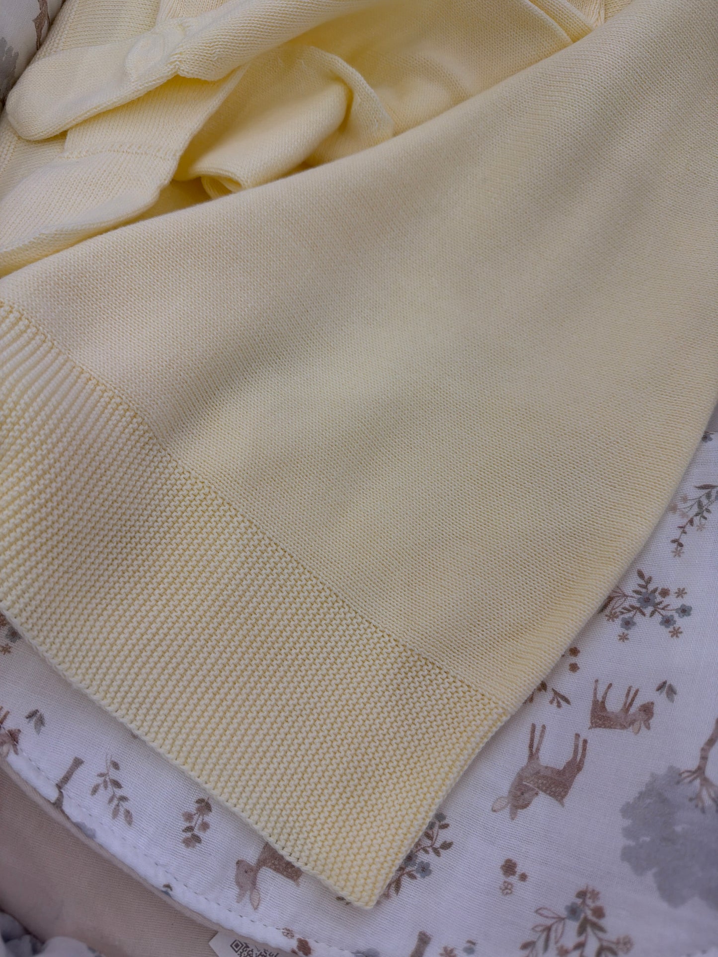 Coordinato Nascita in filo giallo coperta con coordinato due pezzi in filo con cappellino