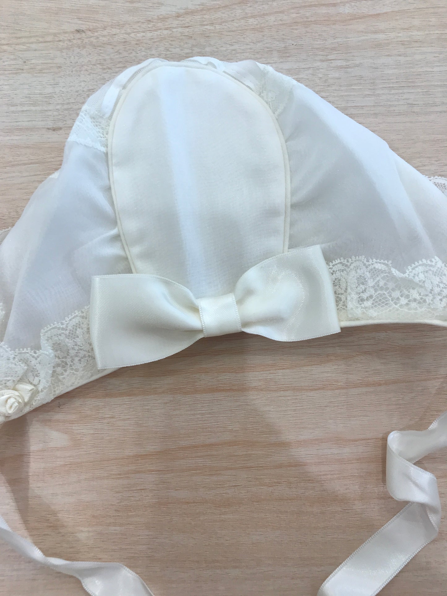 Cuffia Belan in cotone con pizzo e pieghe con fiocchetto