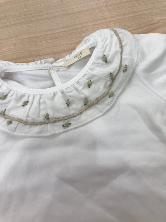 Body Baby Gi in cotone mezza manica con colletto con rusche bianca con ricami in beige e roselline su tutto il colletto