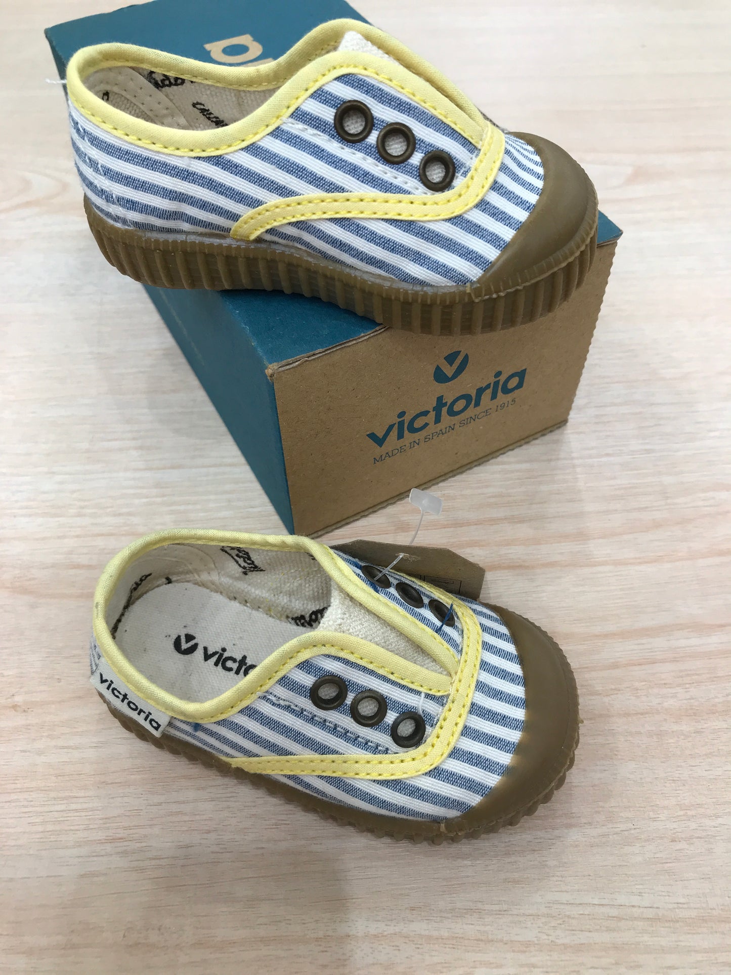 Scarpe Victoria in tela a righe bianche e celesti con rifiniture gialle con gomma marrone