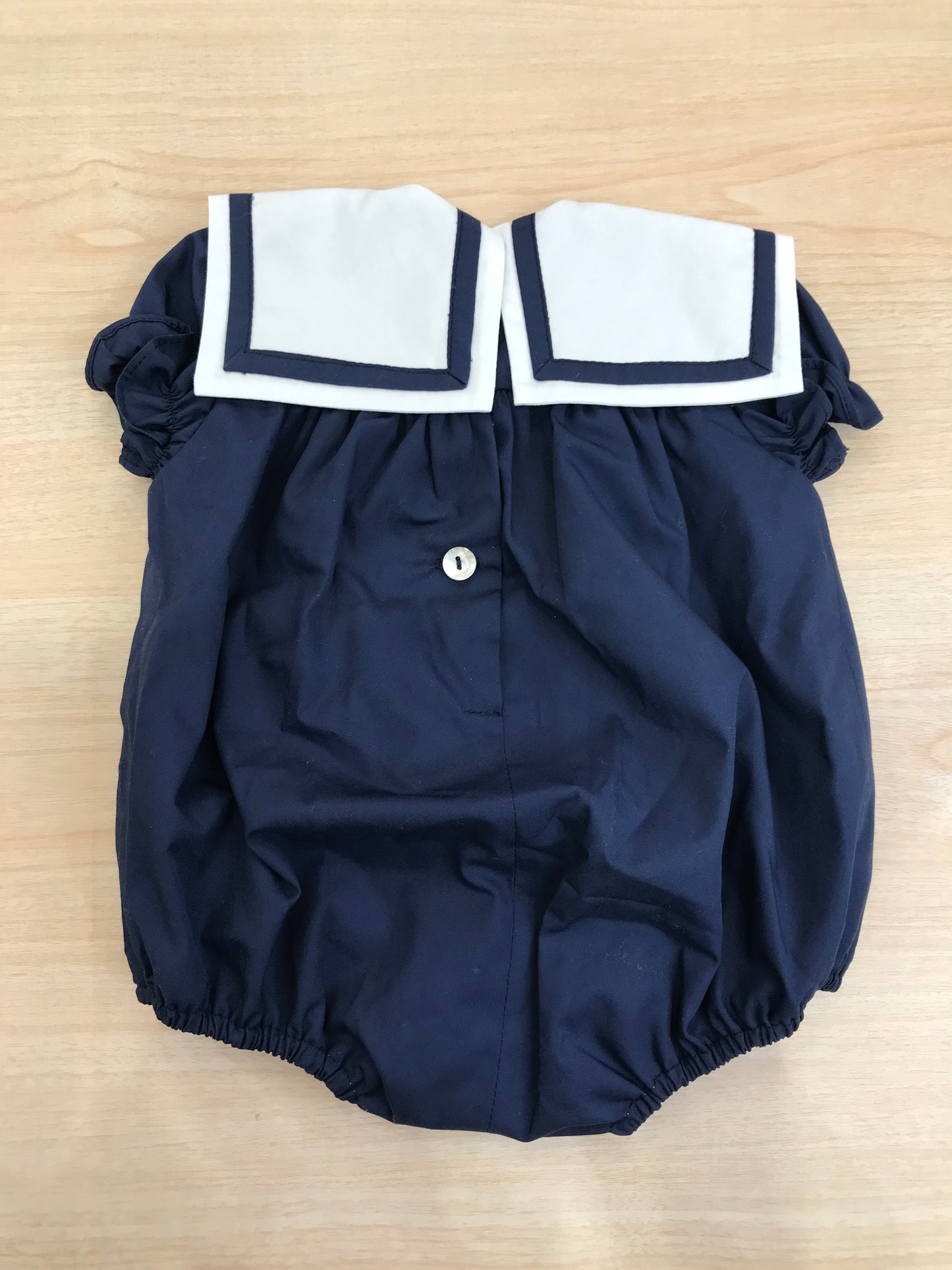 Pagliaccetto Fofettes in cotone mezza manica a sbuffo con collo marinaretto blu e bianco con al centro un fiocco blu