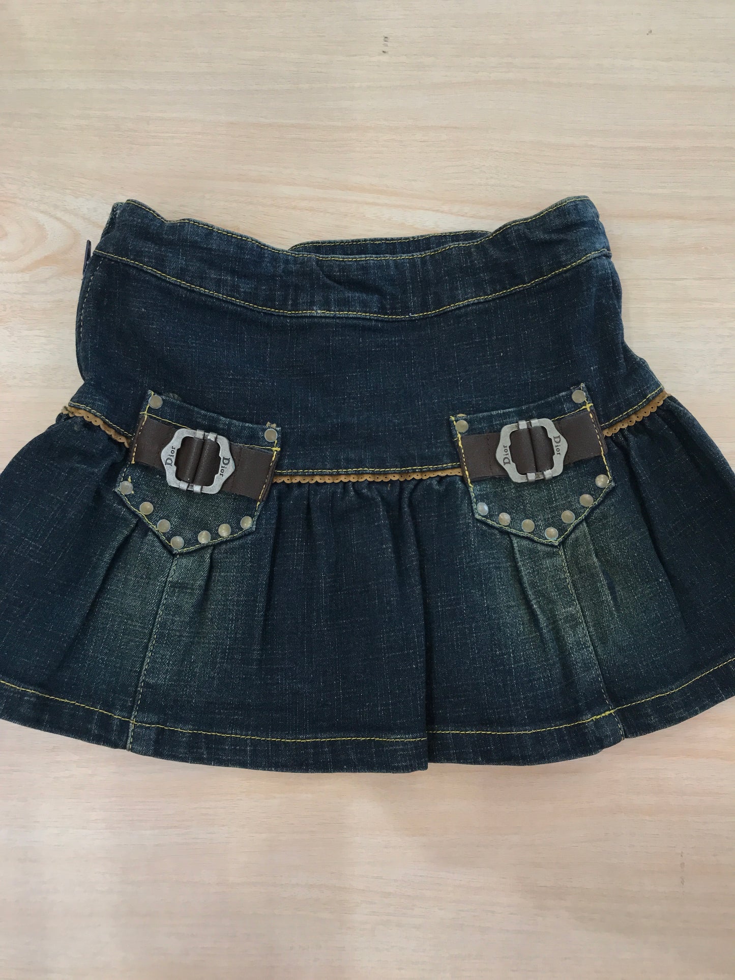 Gonna Baby Dior in jeans scuro con balza con tasche sul retro