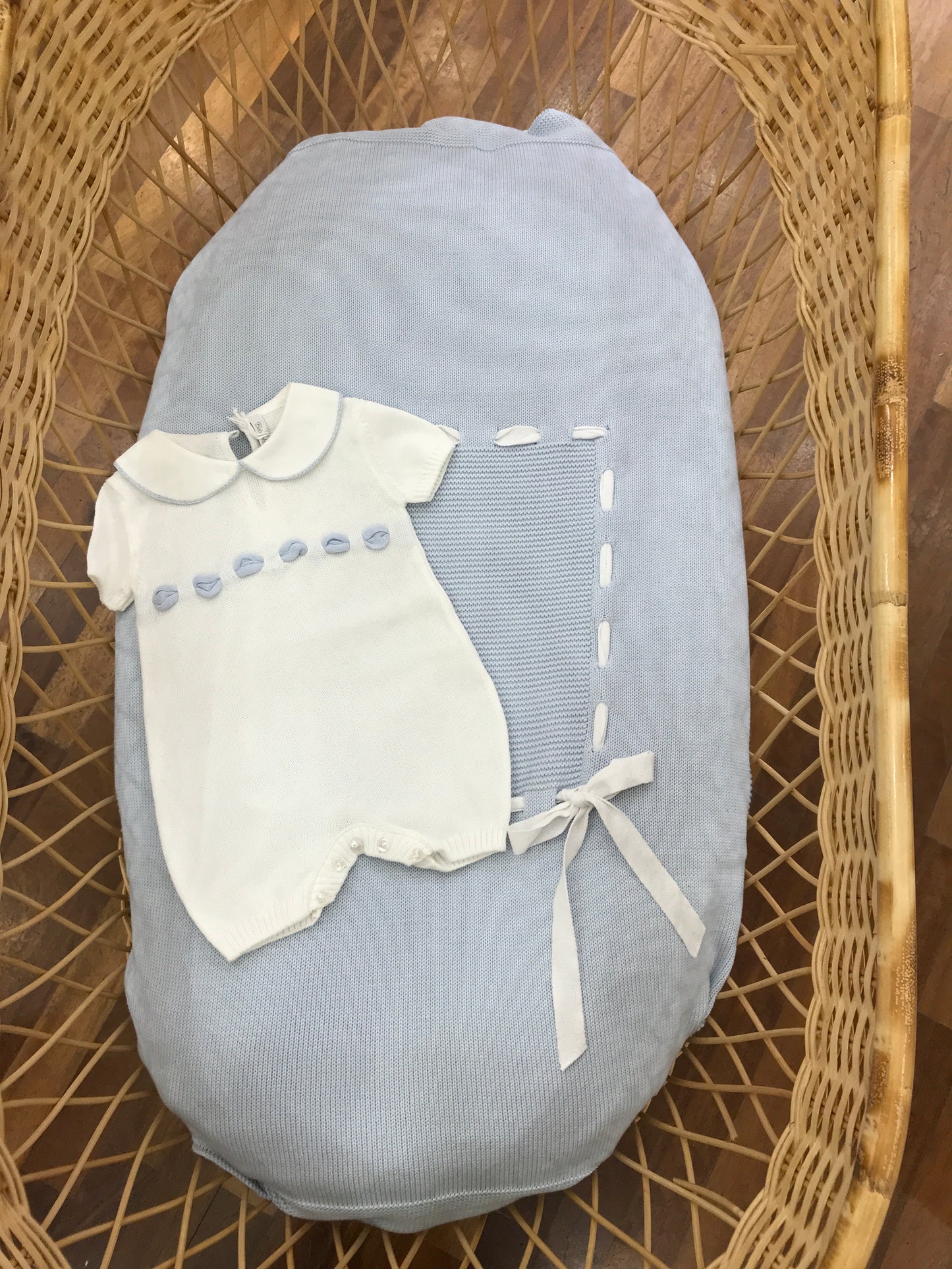 Coordinato nascita Baby Lord in filo celeste e bianco con passanastro e fiocco con pagliaccetto abbinato