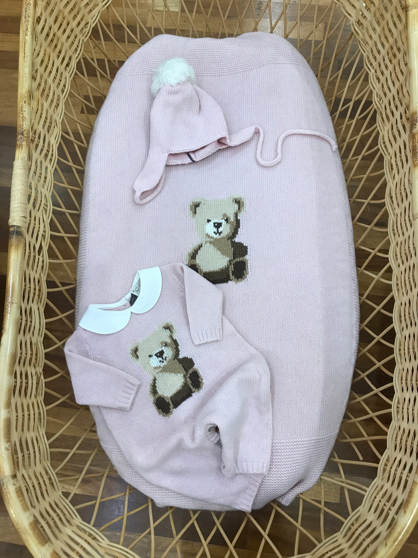 Coordinato nascita Jo Milano in lana rosa con orsetto ricamato sul davanti su coperta e tutina intera con cappello con pon pon