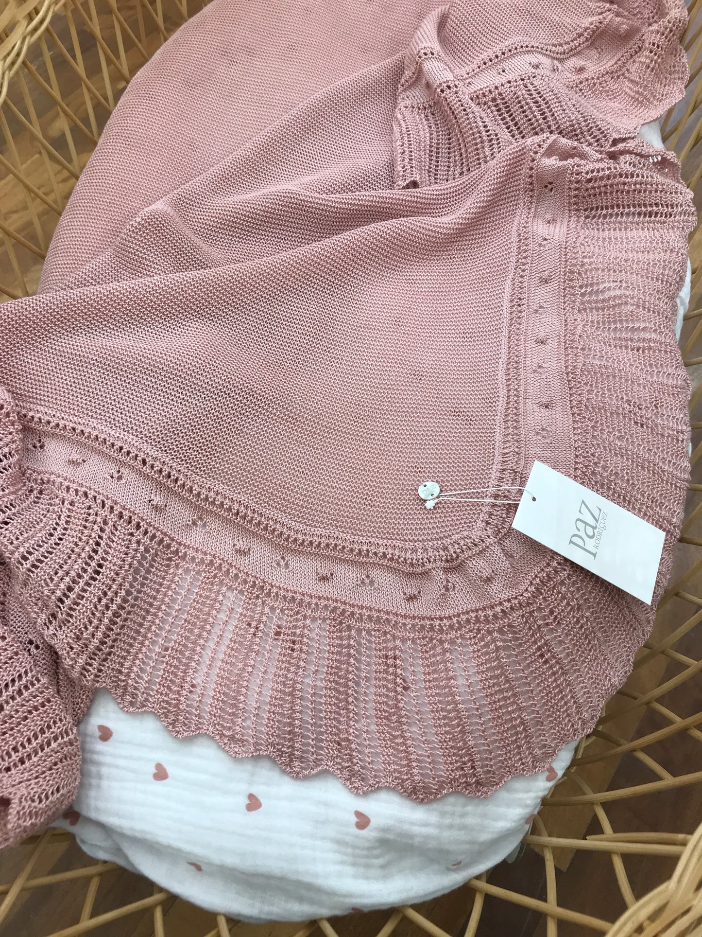 Coperta Paz Rodriguez in filo rosa antico con smerlo traforato intorno al bordo