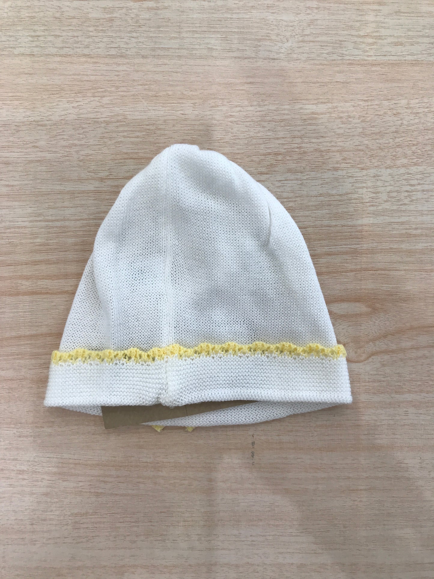 Cappello Baby Lord in filo bianco con rifiniture gialle con fiocchetto