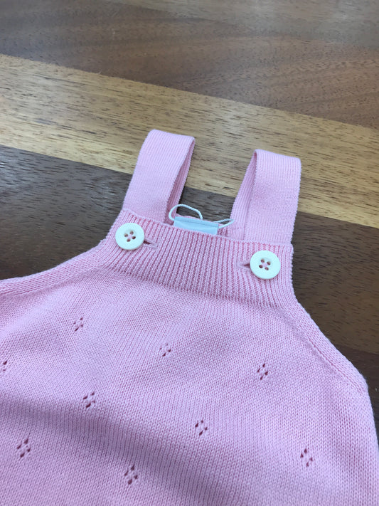 Salopette Petit Bateau in filo rosa con bretelle con ricami traforati sul davanti