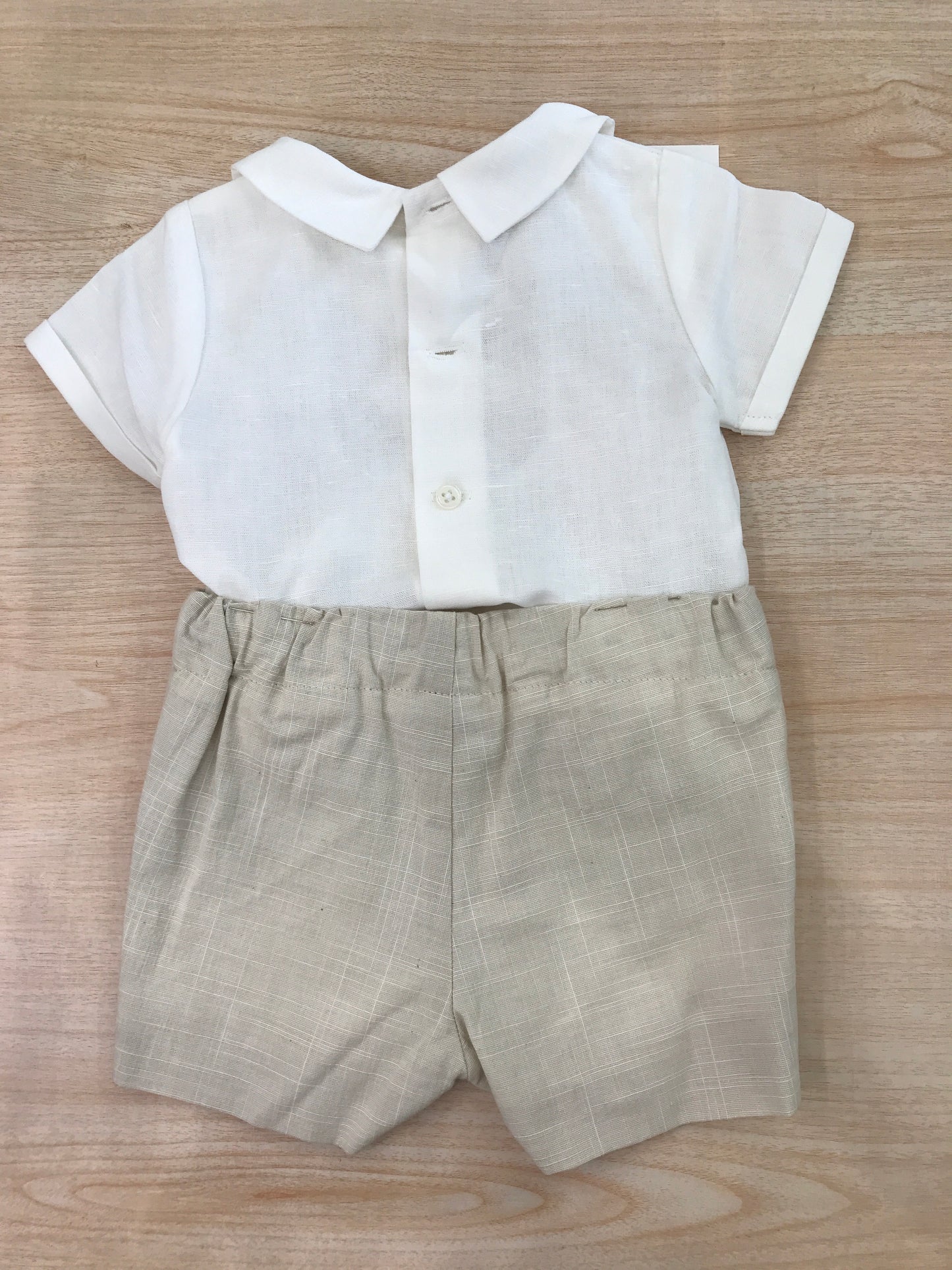 Completo Paz Rodriguez in lino camicia mezza manica con lavorazione e papillon sul davanti con pantalone corto