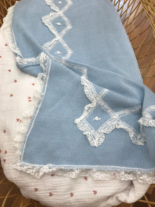 Coperta Piccola Giuggiola infilo di cotone celeste con rusche in pizzo al bordo sul davanti pizzo e roselline ricamate a mano