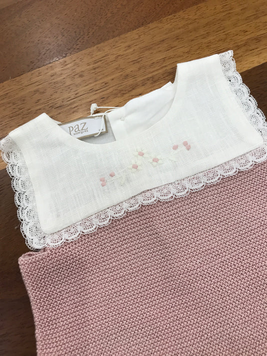 Pagliaccetto Paz Rodriguez in filo rosa antico con corpetto in lino smanicato smerlato con pizzo con ricami floreali ricamati a mano