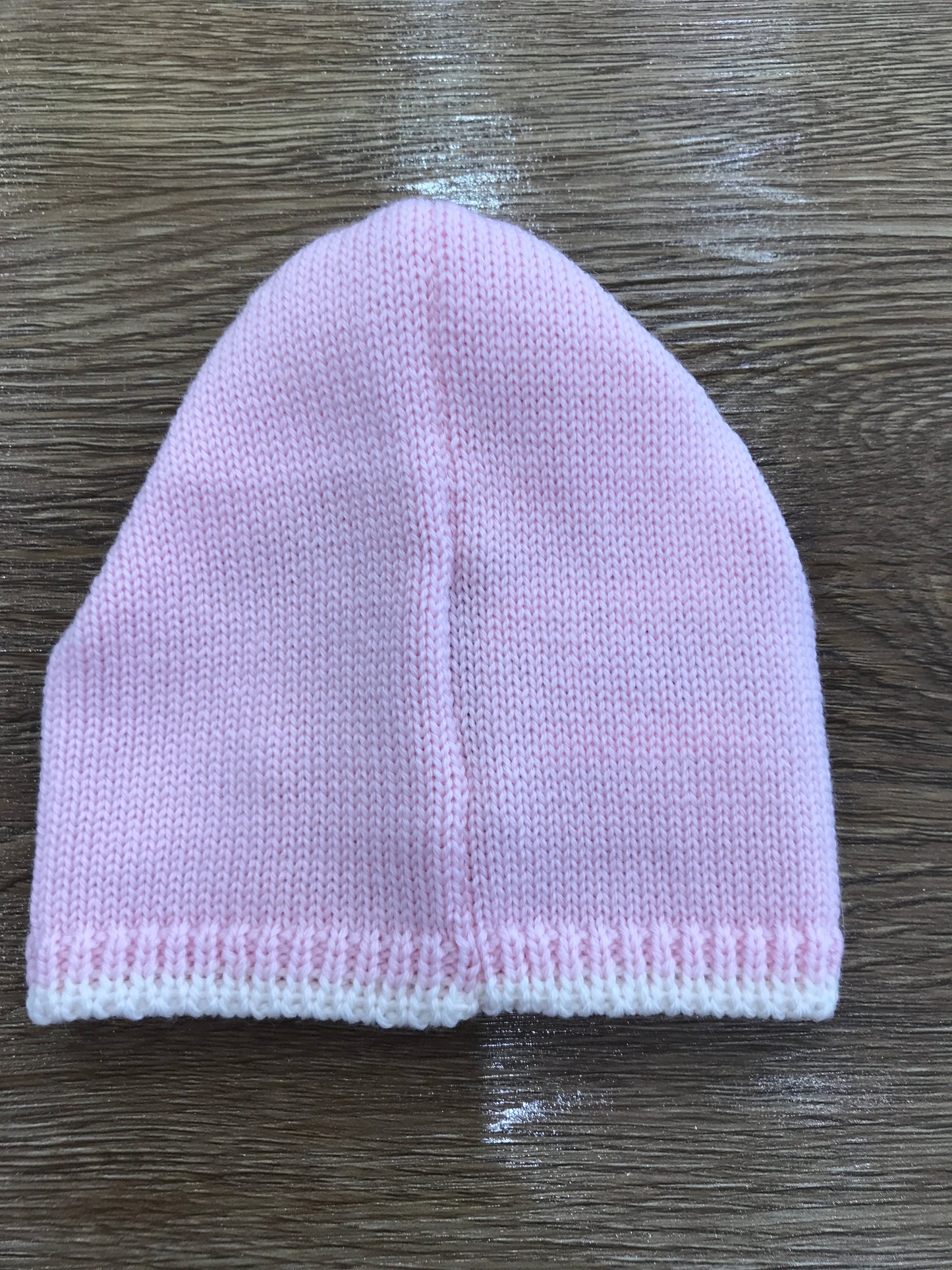 Cappello Bebeè di Almy in lana rosa con ricamo panna e fiocchetto sul davanti