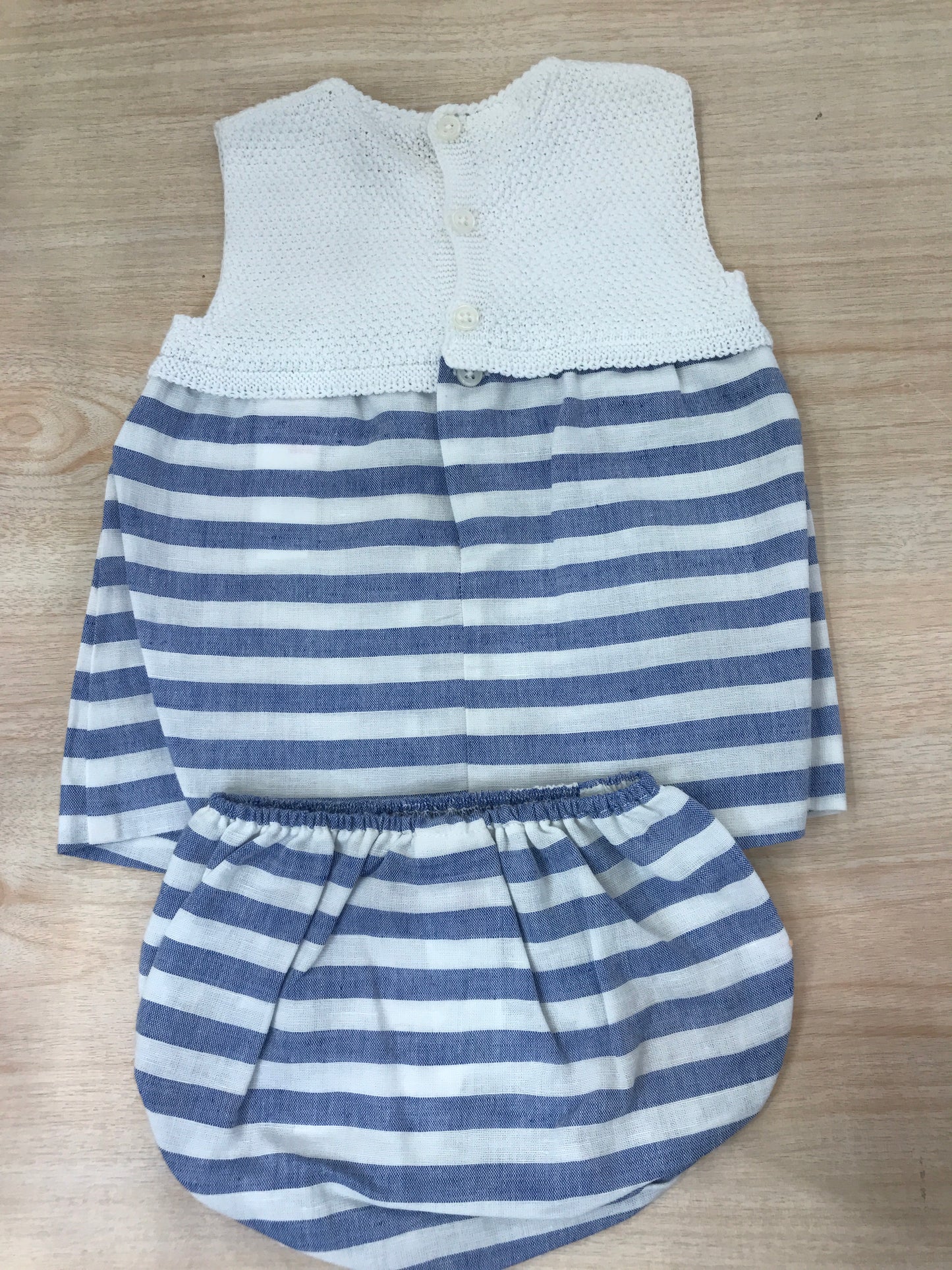Abito Paz Rodriguez con corpetto in filo bianco con gonna a righe bianche e celesti con culotte abbinata
