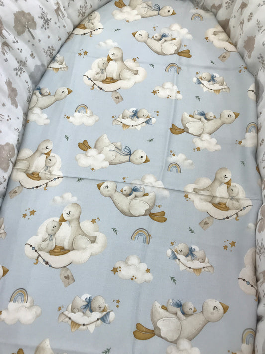 Mussola Nannafrufrù in cotone di bamboo dal fondo celeste con piccole oche