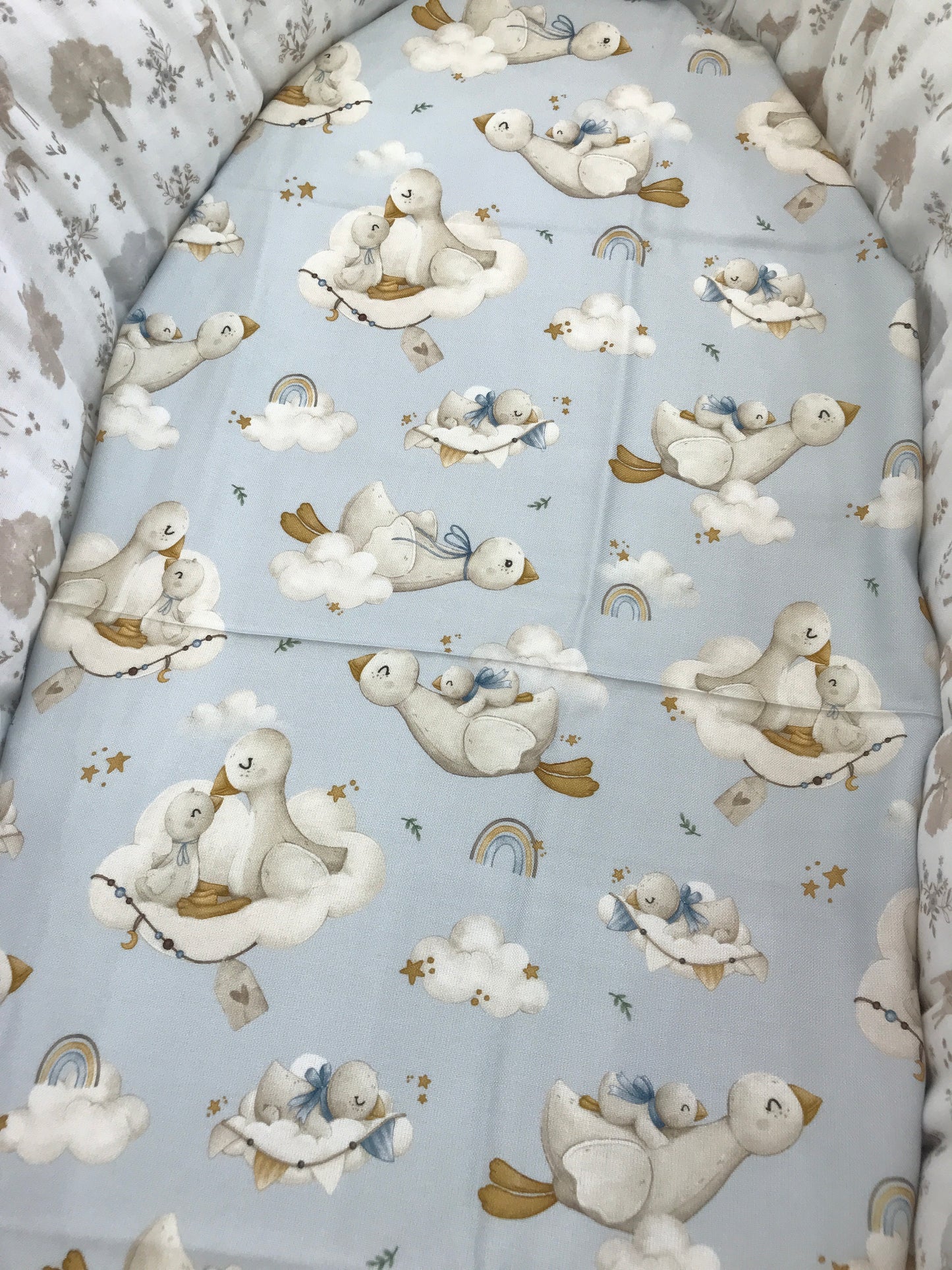 Mussola Nannafrufrù in cotone di bamboo dal fondo celeste con piccole oche