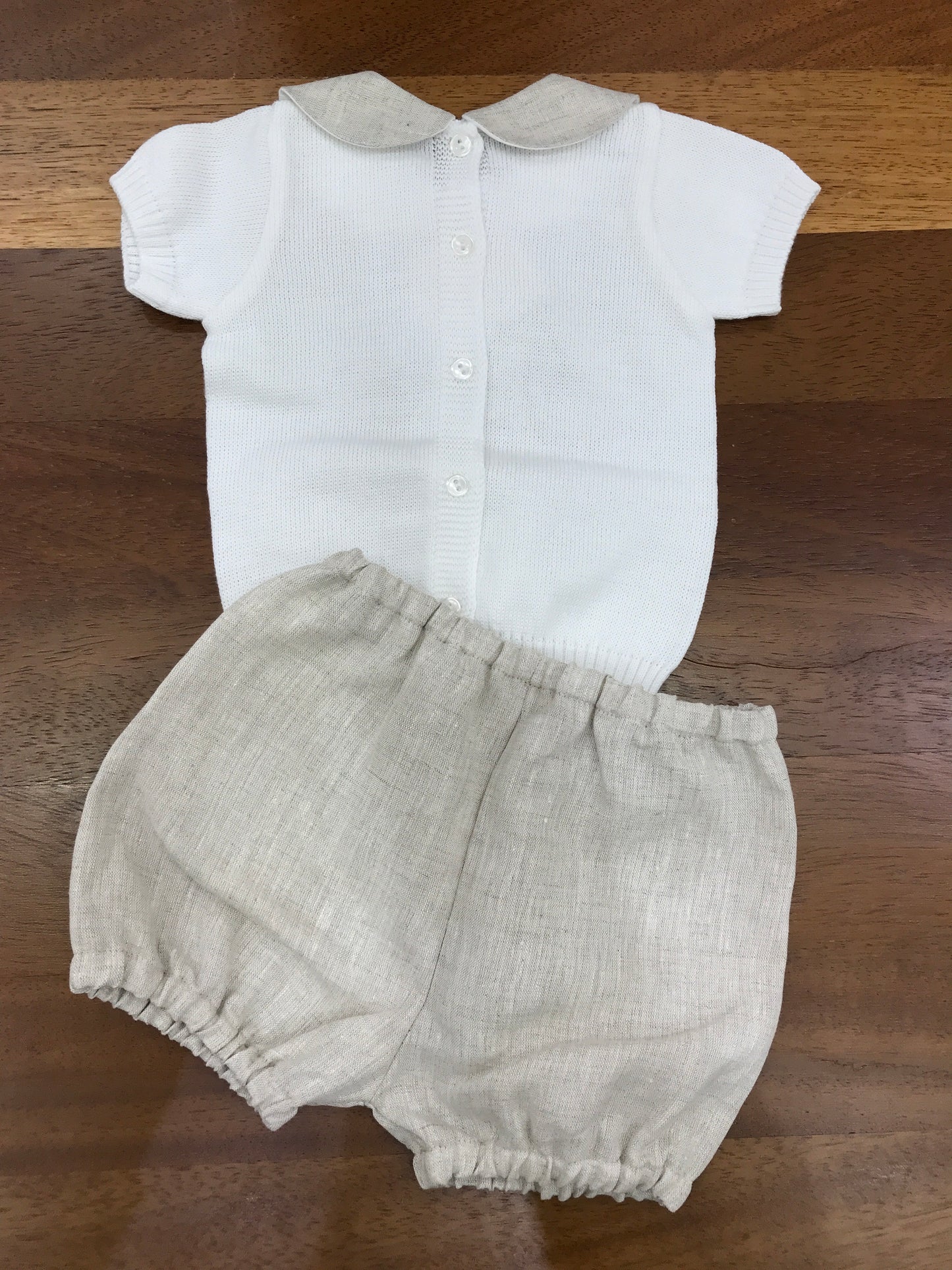 Completo Baby Lord in filo bianco e tortora mezza manica collo tondo cavallo a dondolo sul davanti pantalone corto in cotone