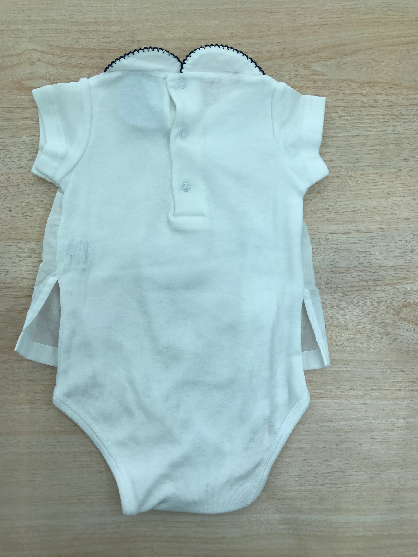 Body Laranjinha in cotone mezza manica con finta camicetta collo tondo ricamato in blu e fiocchetto