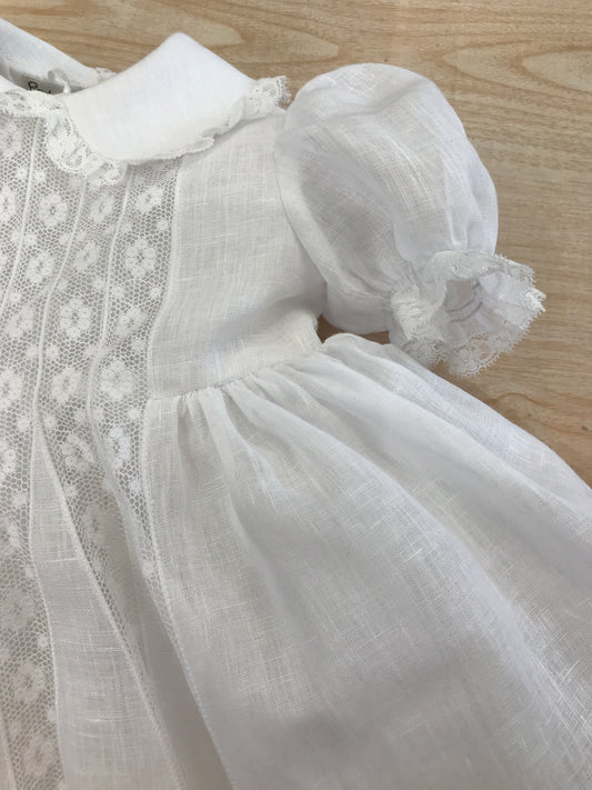 Abito Piccola Giuggiola in lino bianco corpetto lavorato con inserti di valancienne roselline sulla gonna a ruota mezza manica e colletto rifinito anch'essi da valancienne cuffietta abbinata con applicazioni di valancienne