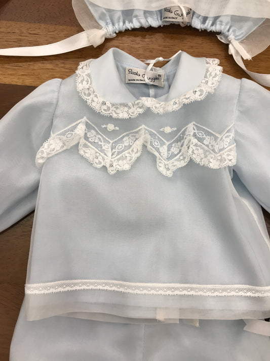 Completo Piccola Giuggiola in organza celeste manica lunga lavorazione in pizzo con e roselline ricamate tutto coordinato ad una cuffia e babbucce