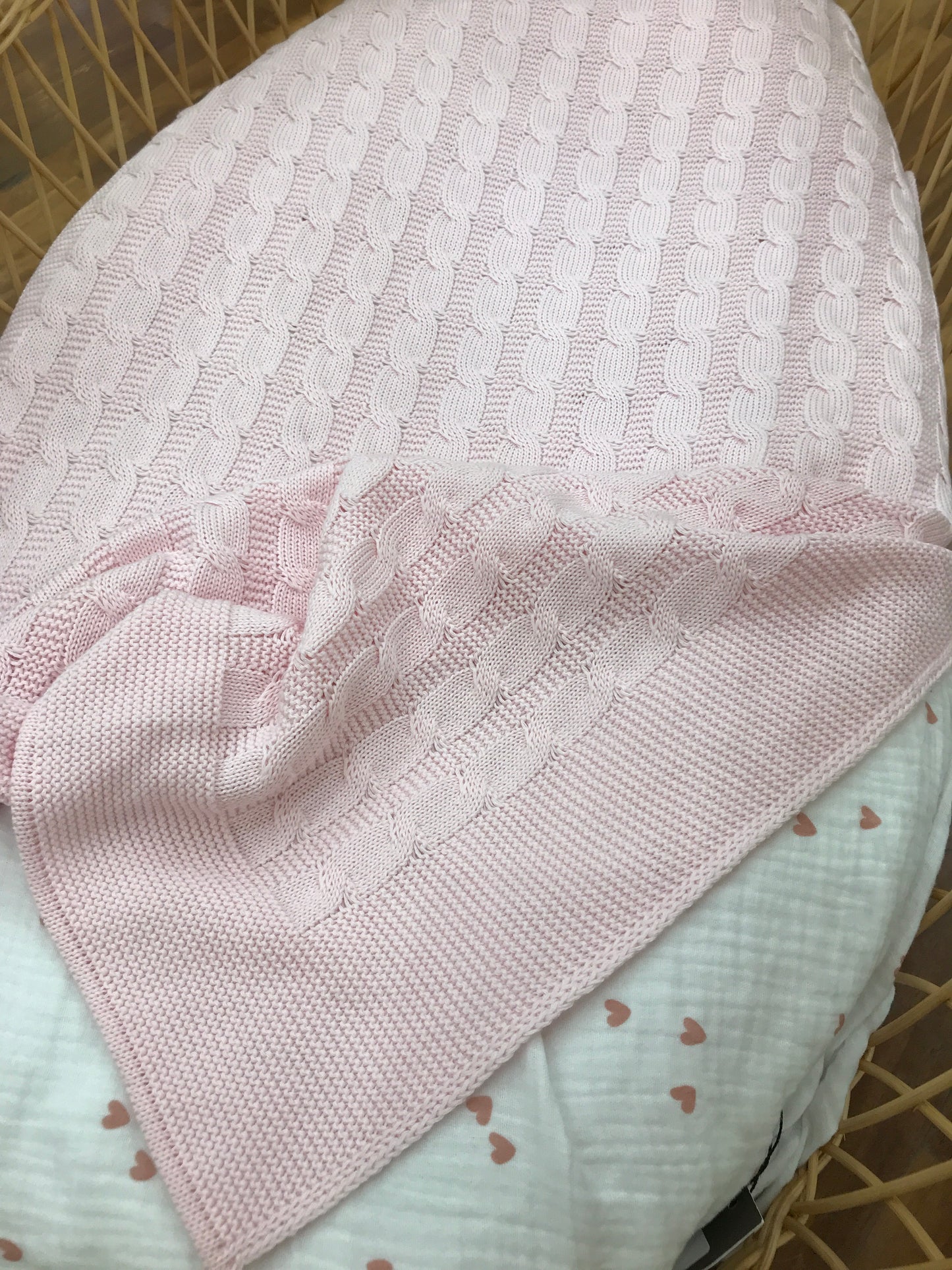 Coperta Baby Lord in filo rosa con lavorazione di trecce su tutt'essa