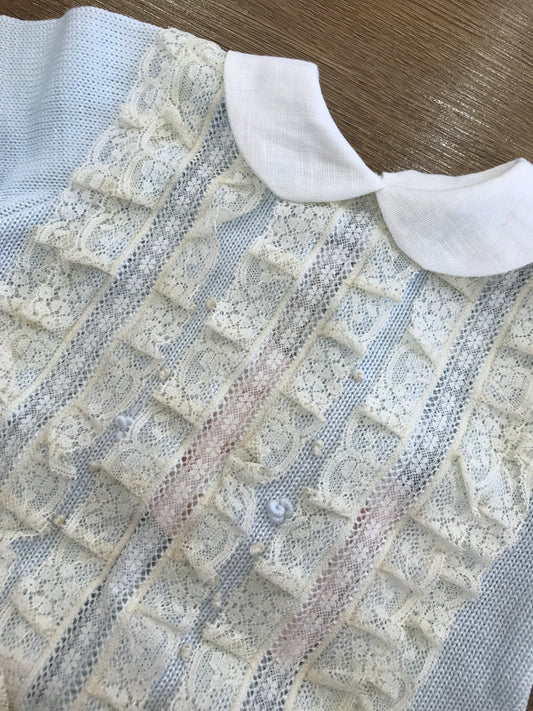 Pagliaccetto Ladia in filo celeste con applicazione di valancienne e roselline