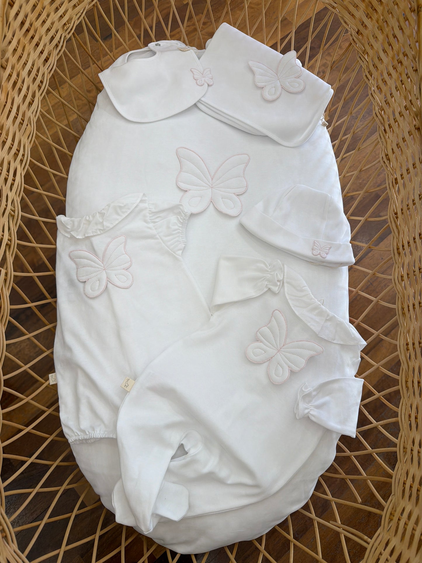 Coordinato nascita Baby Gi in cotone bianco coordinato in tutto con farfalla applicata