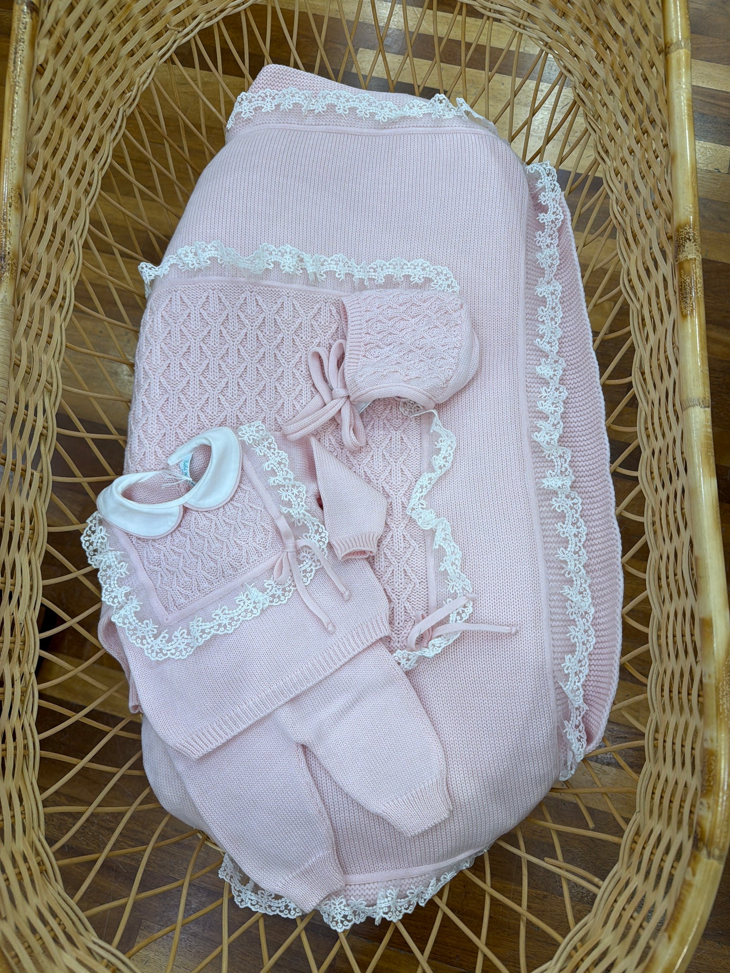 Coordinato nascita Bebè di Almy in lana con lavorazione in maglia rouche in pizzo