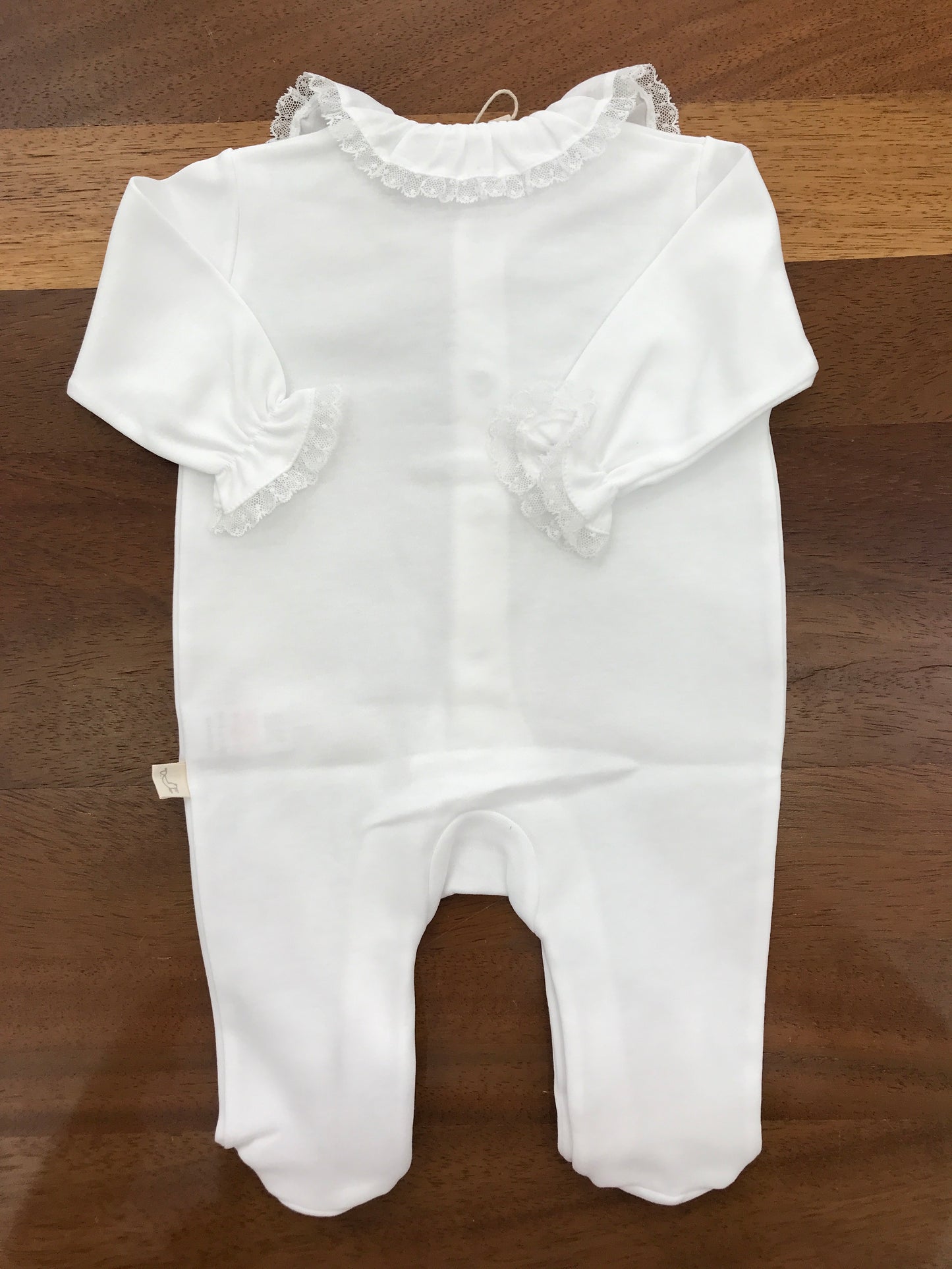 Tutina Baby Gi in cotone bianco manica lunga gamba lunga con piedini con collo con rusche rifinita da pizzo