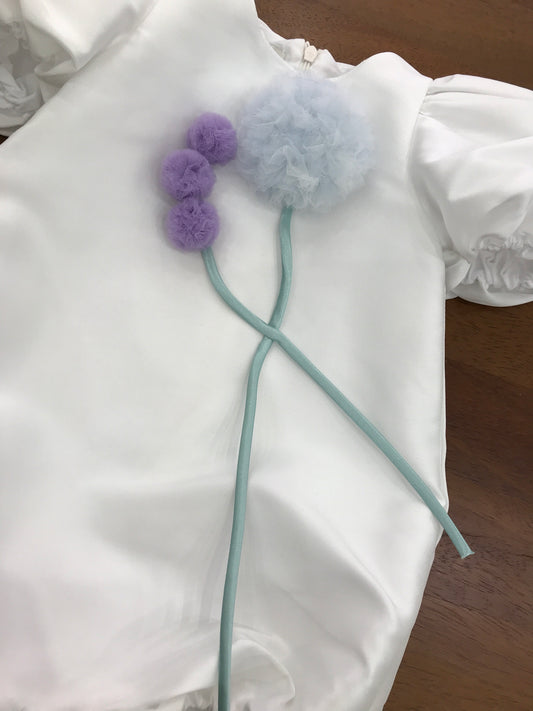 Pagliaccetto a'lapage in seta manica a sbuffo con fiori in tulle e stelo con zip sul retro