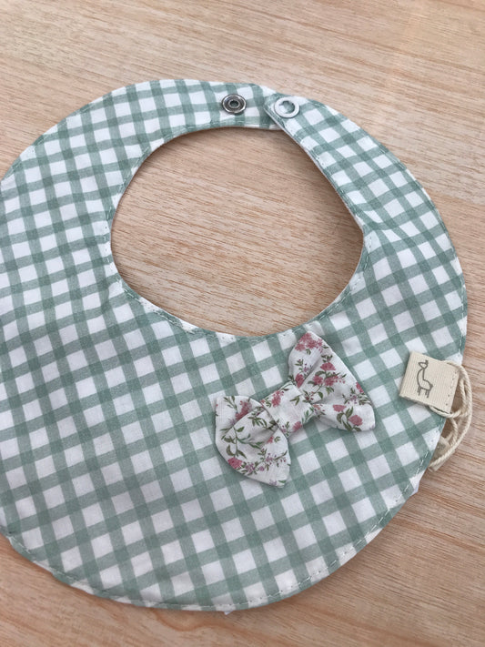 Bavaglino Baby gi in cotone dalla forma rotonda a quadretti bianchi e verdi con fiocchetto floreale