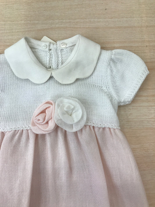 Pagliaccetto Colibrì con corpetto in filo di cotone bianco mezza manica a sbuffo con colletto smerlato con fiori applicati in vita con fiocco sul retro