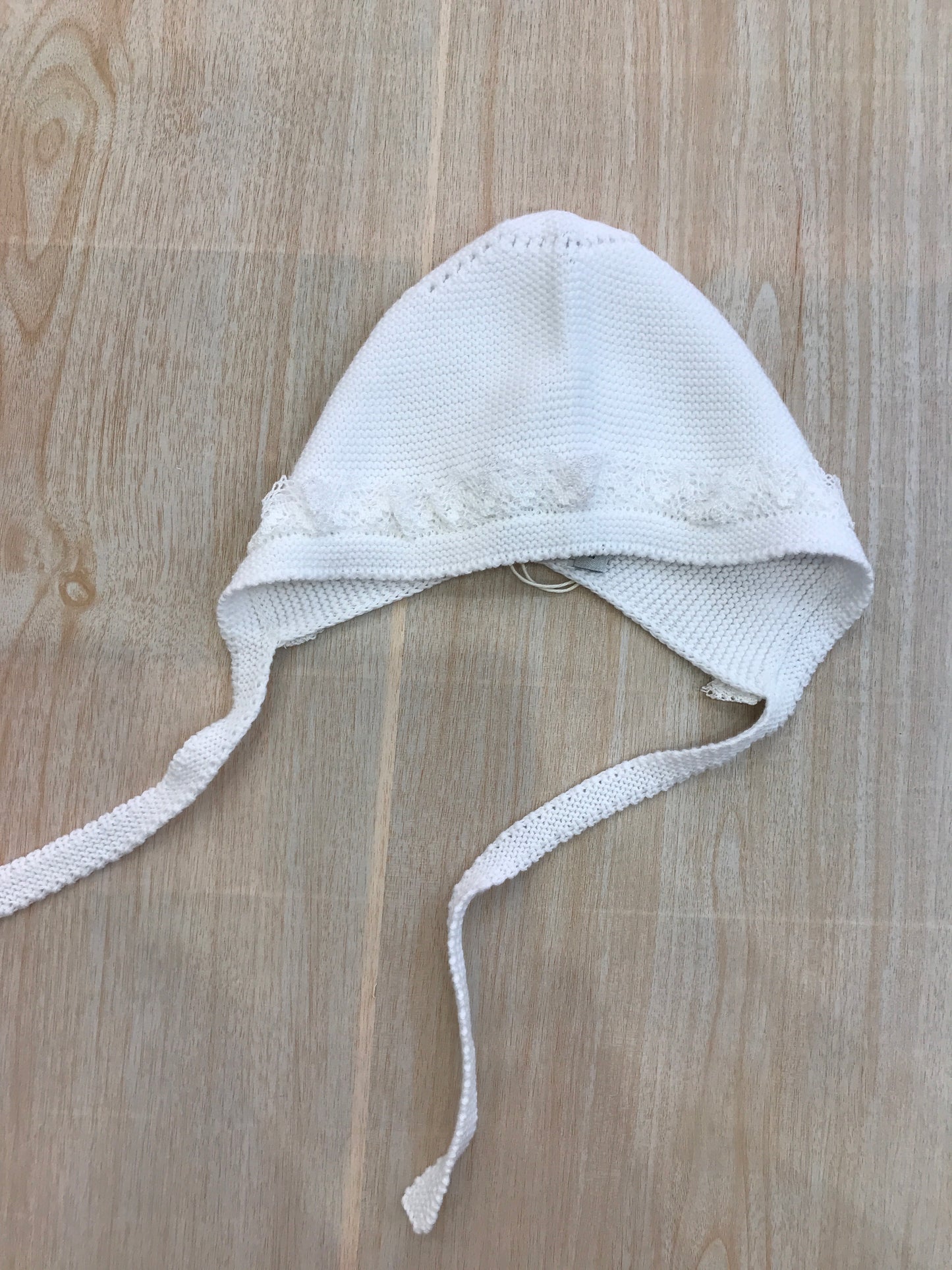 Cuffia PCS in filo bianco con lavorazione sul davanti e rusche al bordo