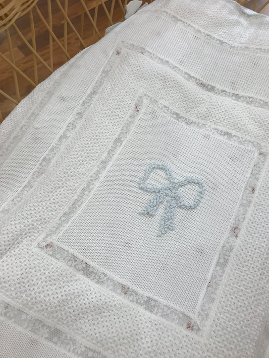 Coperta Ladia in filo bianca con riquadri con valancienne con fiocco centrale