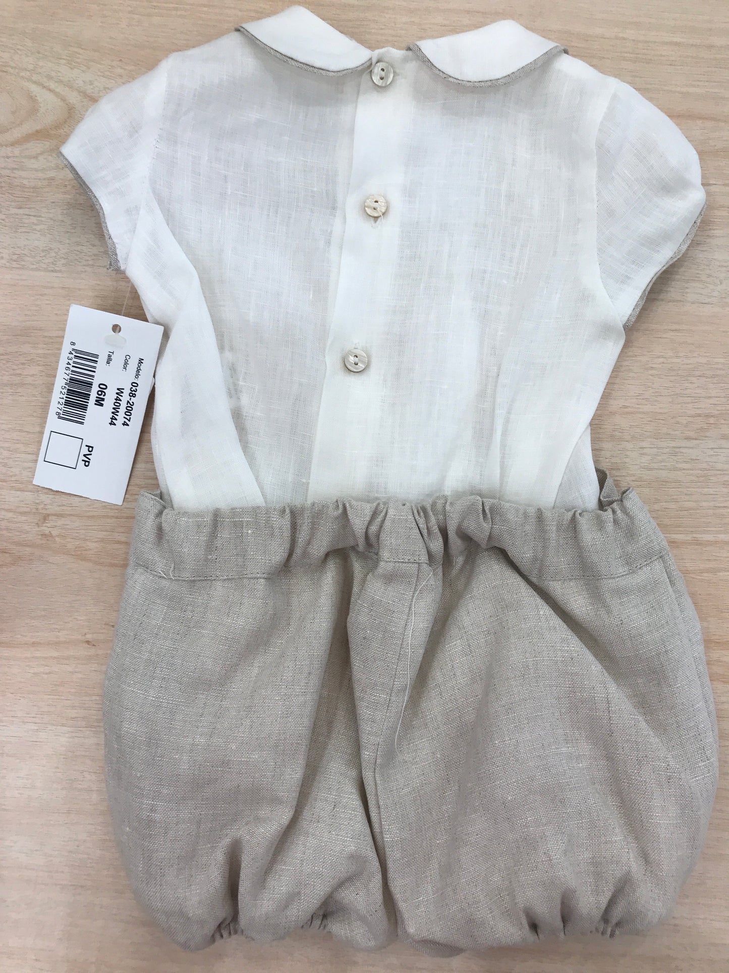 Pagliaccetto Martin Aranda in lino camicia mezza manica con ricamo centrale con profilo tortora con pantalone corto tortora