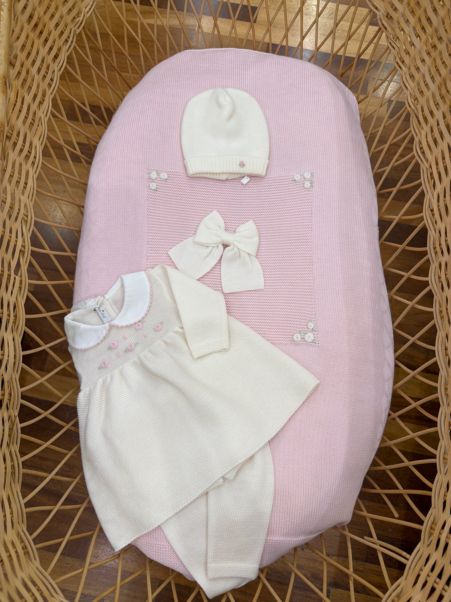 Coordinato nascita Baby Lord in lana panna e rosa con roselline ricamate a mano