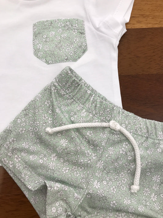 T-shirt e Costume Paz Rodriguez in cotone mezza manica con taschina verde laterale verde a fiori costume verde con fiorellini bianchi