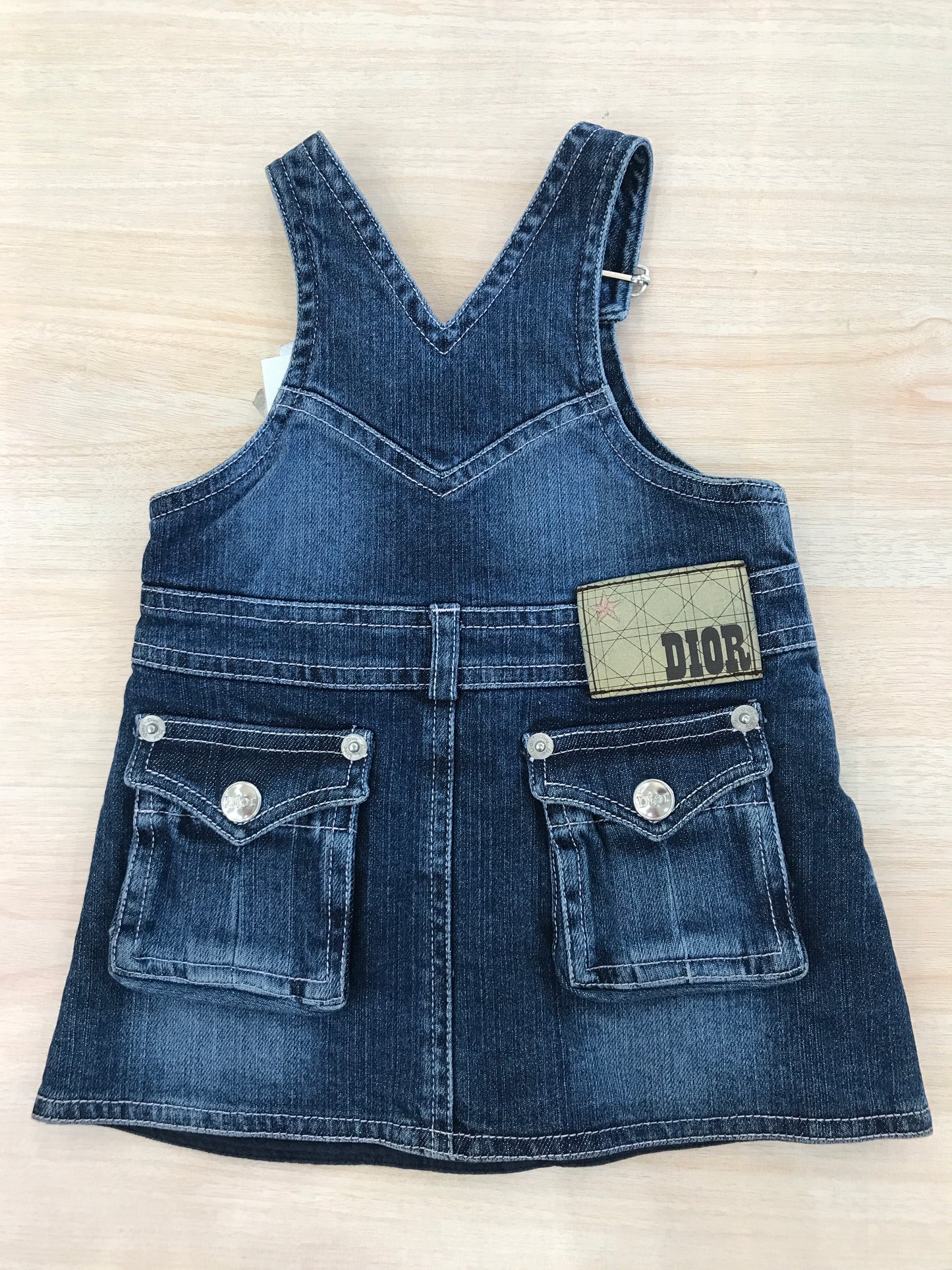 Salopette Baby Dior in jeans scuro con bretelle e taschina sul davanti