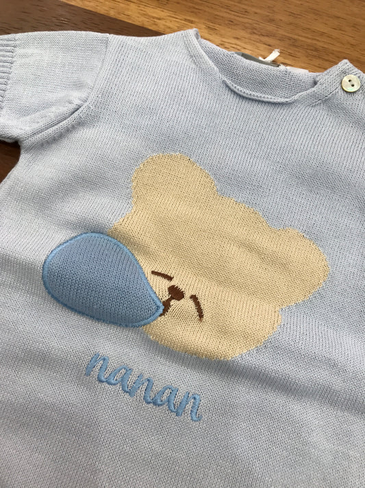 Pagliaccetto Nanan in filo celeste mezza manica con orso beige applicato sul davanti con logo