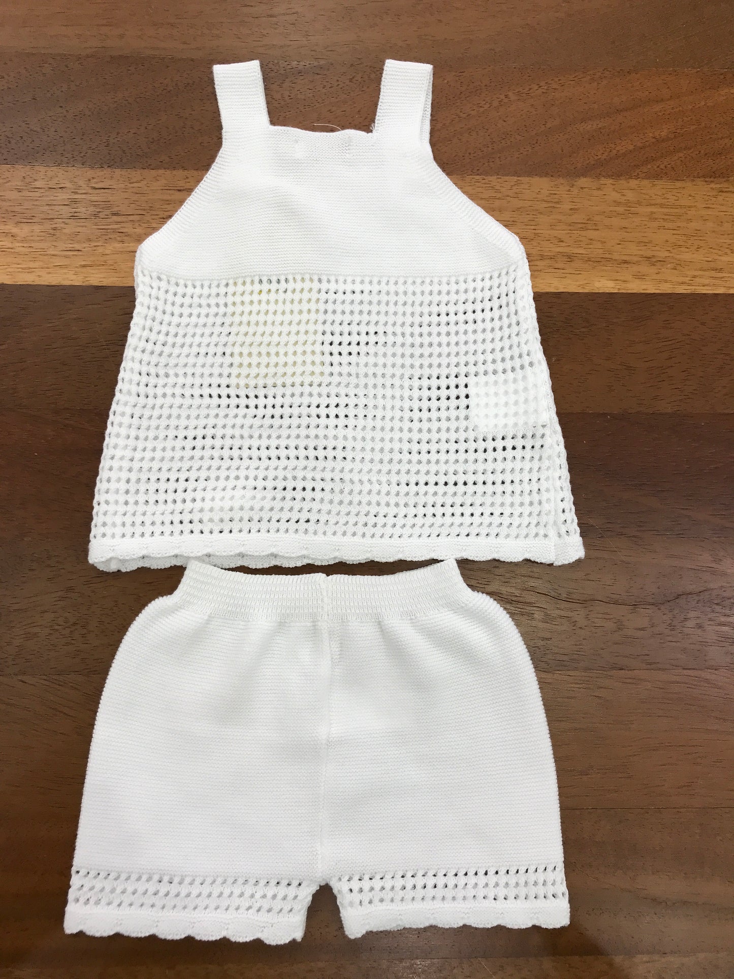 Completo PCS in filo due pezzi bianco traforato con bretelle con pantalone corto