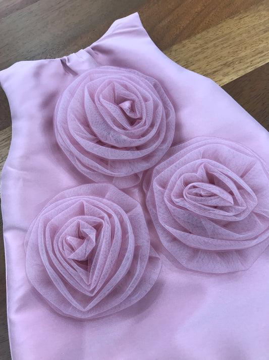 Pagliaccetto a'lapage in raso smanicato con zip sul retro e fiori applicati al centro davanti