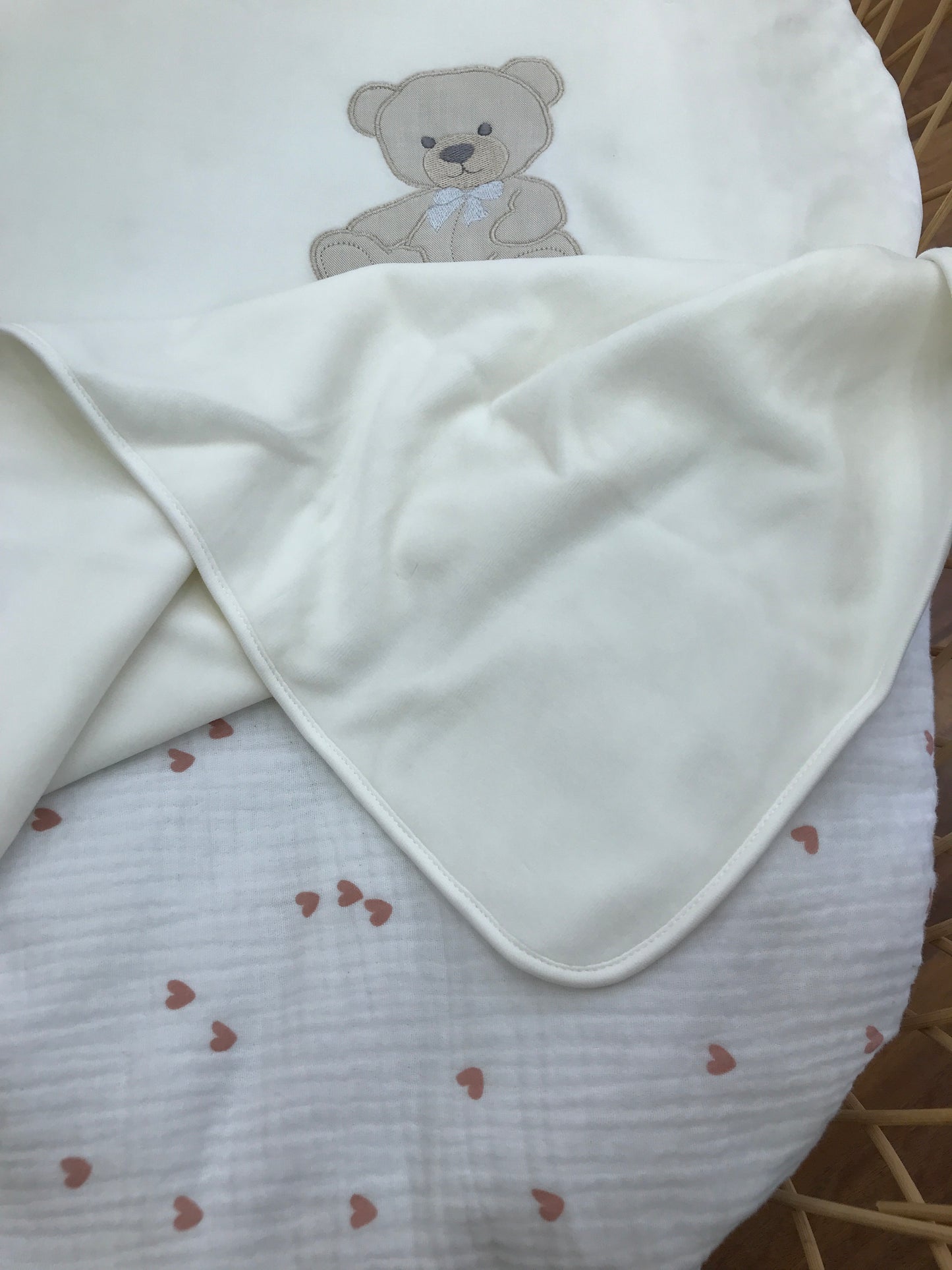Coperta Baby Gi in ciniglia panna con orsetto ricamato sul davanti